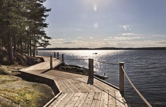 Foto av strandpromenaden som ligger vid Baggensfjärdens vatten